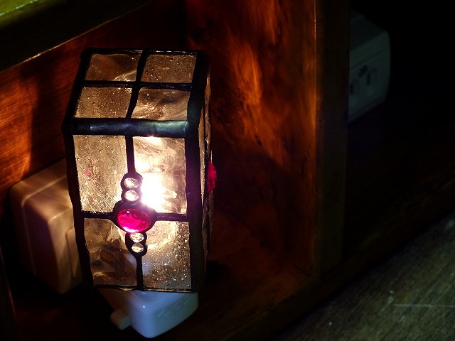 クリアガラスで作られた十字模様のステンドグラスナイトランプ