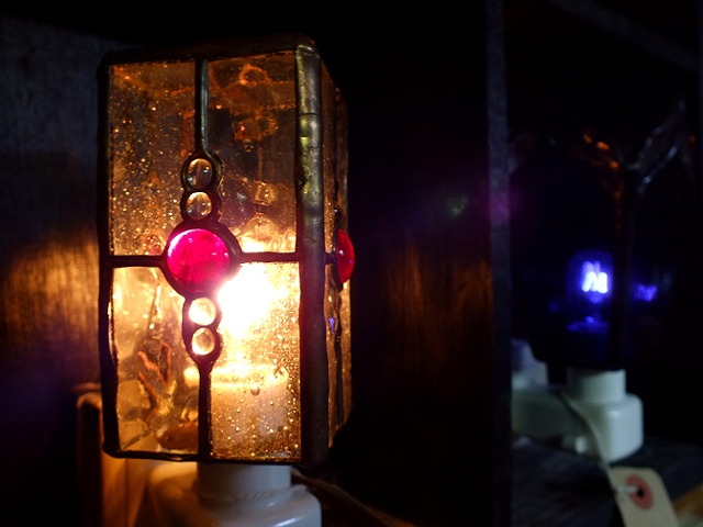 クリアガラスで作られた十字模様のステンドグラスナイトランプ