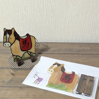 カット済みキット、干支・馬の置物飾り（簡易木製スタンド付き）
