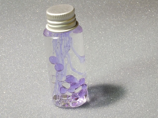 ステンドグラスミニハウスに収まった水色のガラスのミニボトル