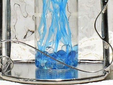 ステンドグラスミニハウスに収まった水色のガラスののミニボトル