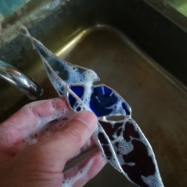 羽根のステンドグラスガラス洗浄中