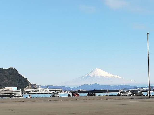 焼津漁港と富士山