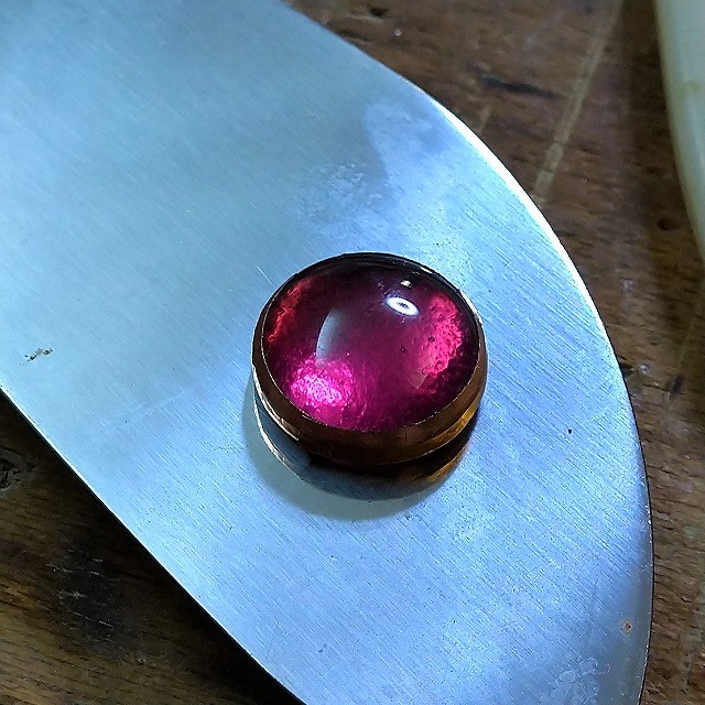 銅テープを巻いたピンクのナギットガラス